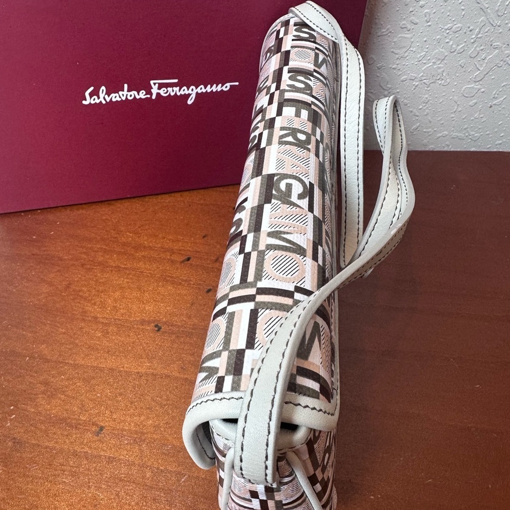 Ferragamo PVC Beige × Brown
Shoulder Bag - Picture 4 of 9